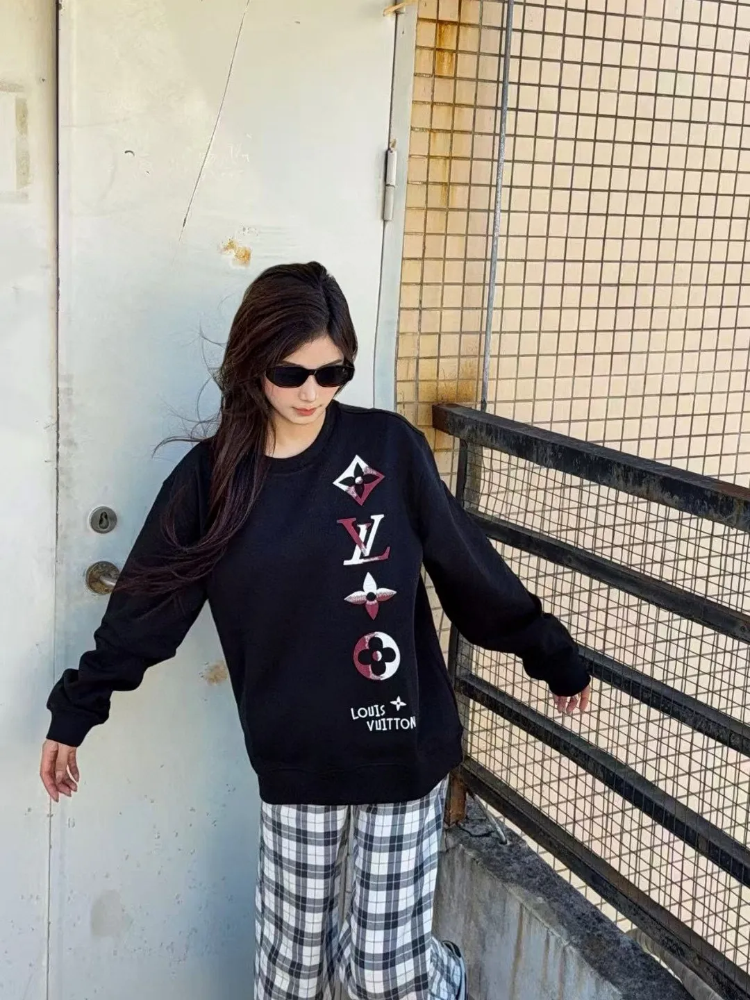 Louis Vuitton/Louis Vuitton 25Fw contrasting color four-flower embroidery crew neck sweatshirt
